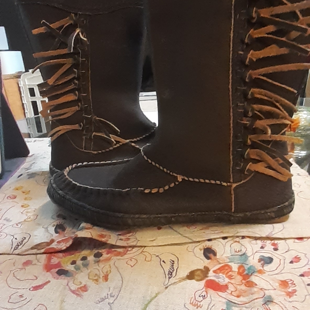 UGG hyland mocassin boots size 6